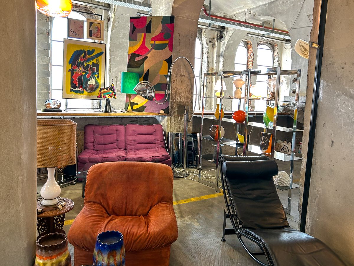 Vintage lamps, armchairs and objects at a design market near Milan